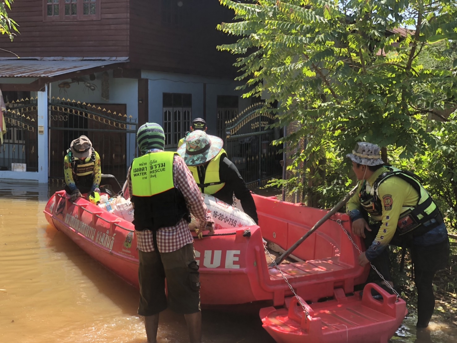 มวลน้ำขยายวงกว้าง! เอ่อท่วมถนนกาฬสินธุ์-ร้อยเอ็ด ทะลักเข้าหลายชุมชน มวลน้ำขยายวงกว้าง! เอ่อท่วมถนนกาฬสินธุ์-ร้อยเอ็ด ทะลักเข้าหลายชุมชน