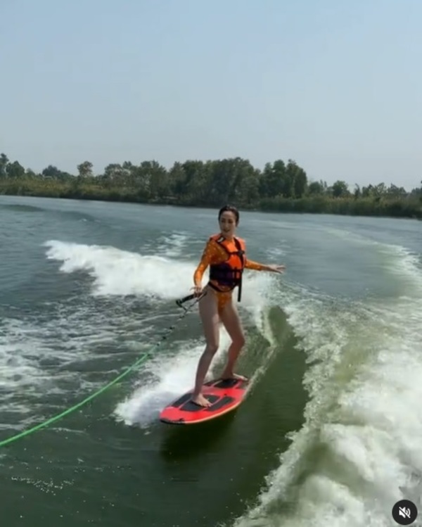 ดราม่าได้ทุกเรื่อง! “แต้ว ณฐพร” โชวลีลาเซิร์ฟบอร์ด สุดเท่แต่ชาวเน็ตแห่โฟกัสคอมเมนต์แรงในชุดท่อนล่าง ดราม่าได้ทุกเรื่อง! “แต้ว ณฐพร” โชวลีลาเซิร์ฟบอร์ด สุดเท่แต่ชาวเน็ตแห่โฟกัสคอมเมนต์แรงในชุดท่อนล่าง