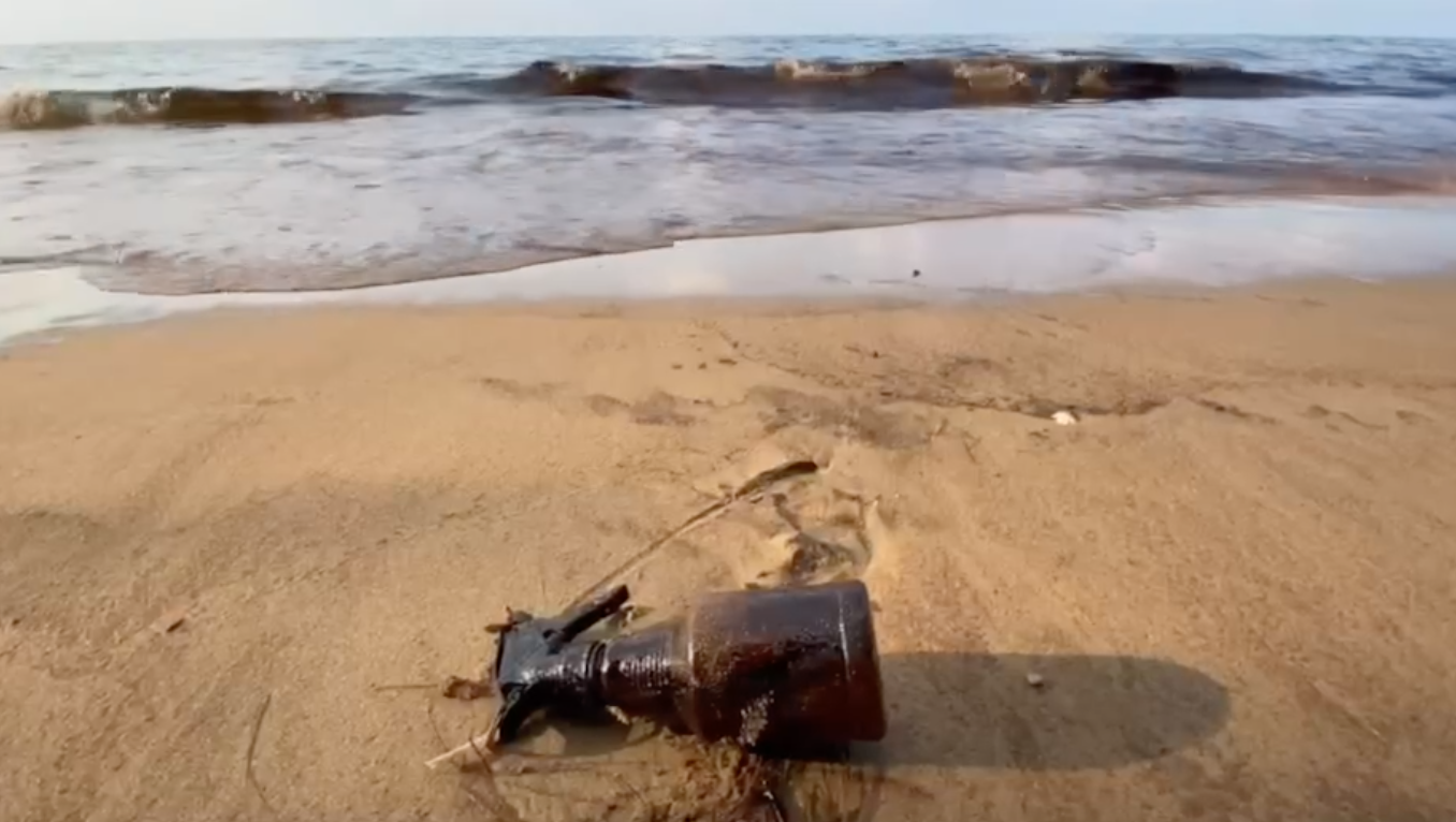 เปิดภาพมวลคราบน้ำมันทะลักหาดแม่รำพึง ผู้ประกอบการวอนแก้ไข