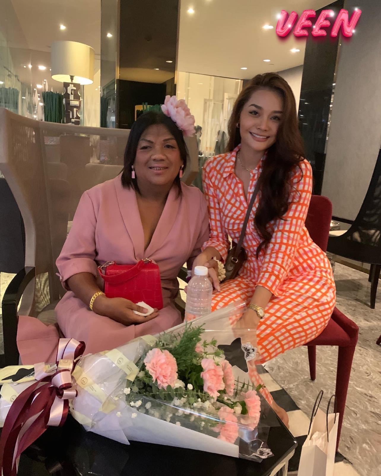 ห้างแตก! หลัง พระมหาเทวีเจ้าแห่งเมืองทิพย์ ไปเดินช้อปปิ้ง ห้างแตก! หลัง พระมหาเทวีเจ้าแห่งเมืองทิพย์ ไปเดินช้อปปิ้ง