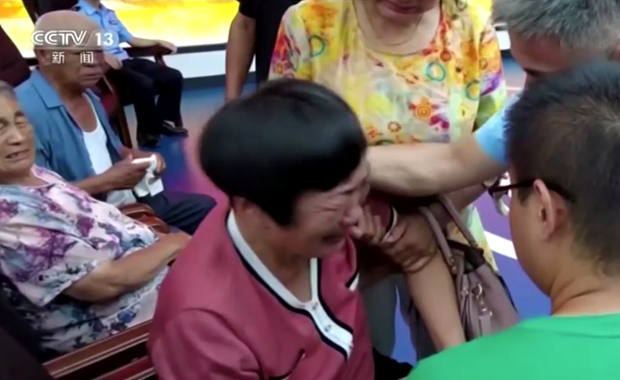 พ่อขี่จยย.ตะลอนทั่วจีน ตามหาลูกนาน 24 ปี จนได้พบกันอีกครั้ง พ่อขี่จยย.ตะลอนทั่วจีน ตามหาลูกนาน 24 ปี จนได้พบกันอีกครั้ง