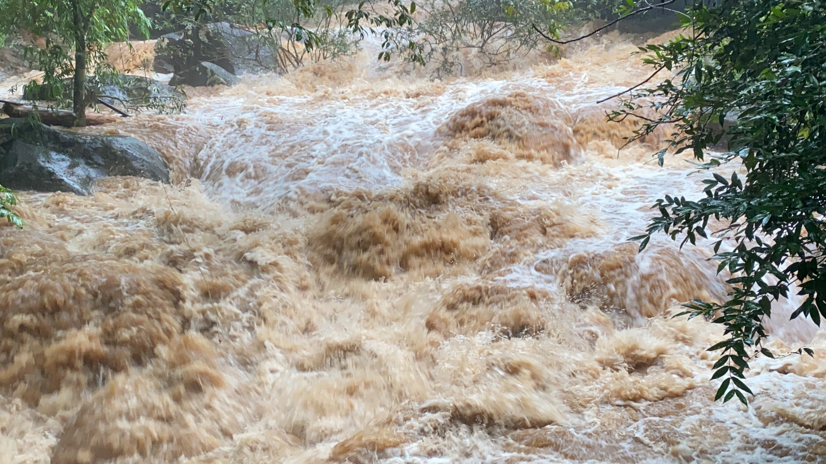 ฝนถล่มจันทบุรี! น้ำตกพริ้ว เตือนระวังน้ำป่าไหลหลาก ฝนถล่มจันทบุรี! น้ำตกพริ้ว เตือนระวังน้ำป่าไหลหลาก