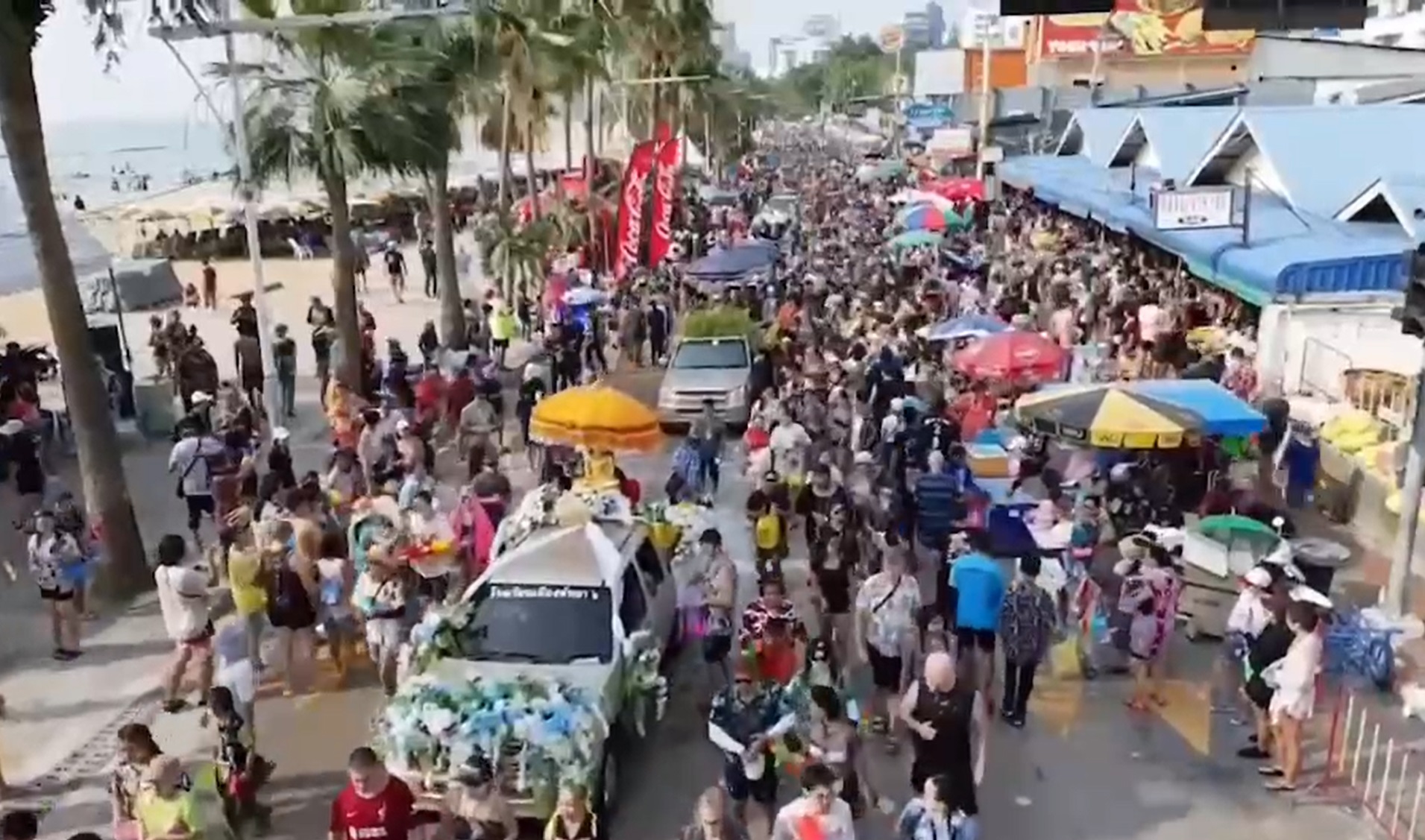 วันไหลพัทยา 2566 ส่องบรรยากาศประชาชนแห่เล่นน้ำชุ่มฉ่ำทั้งเมือง! วันไหลพัทยา 2566 ส่องบรรยากาศประชาชนแห่เล่นน้ำชุ่มฉ่ำทั้งเมือง!