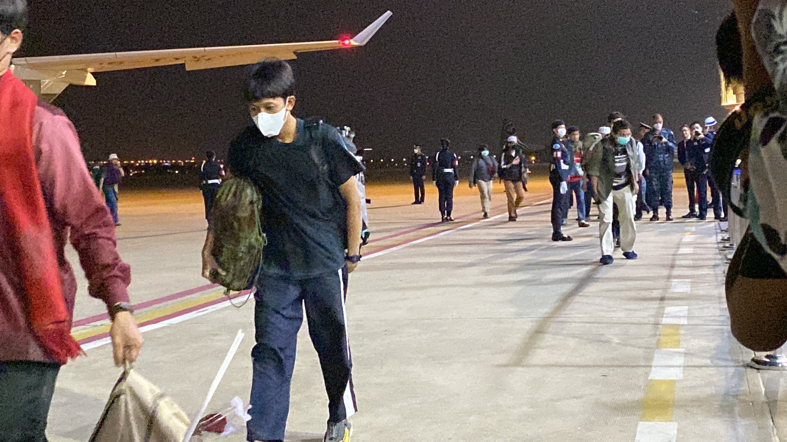 ​ประมวลภาพ นายกฯ รับ คนไทยในซูดาน ชุดแรก 