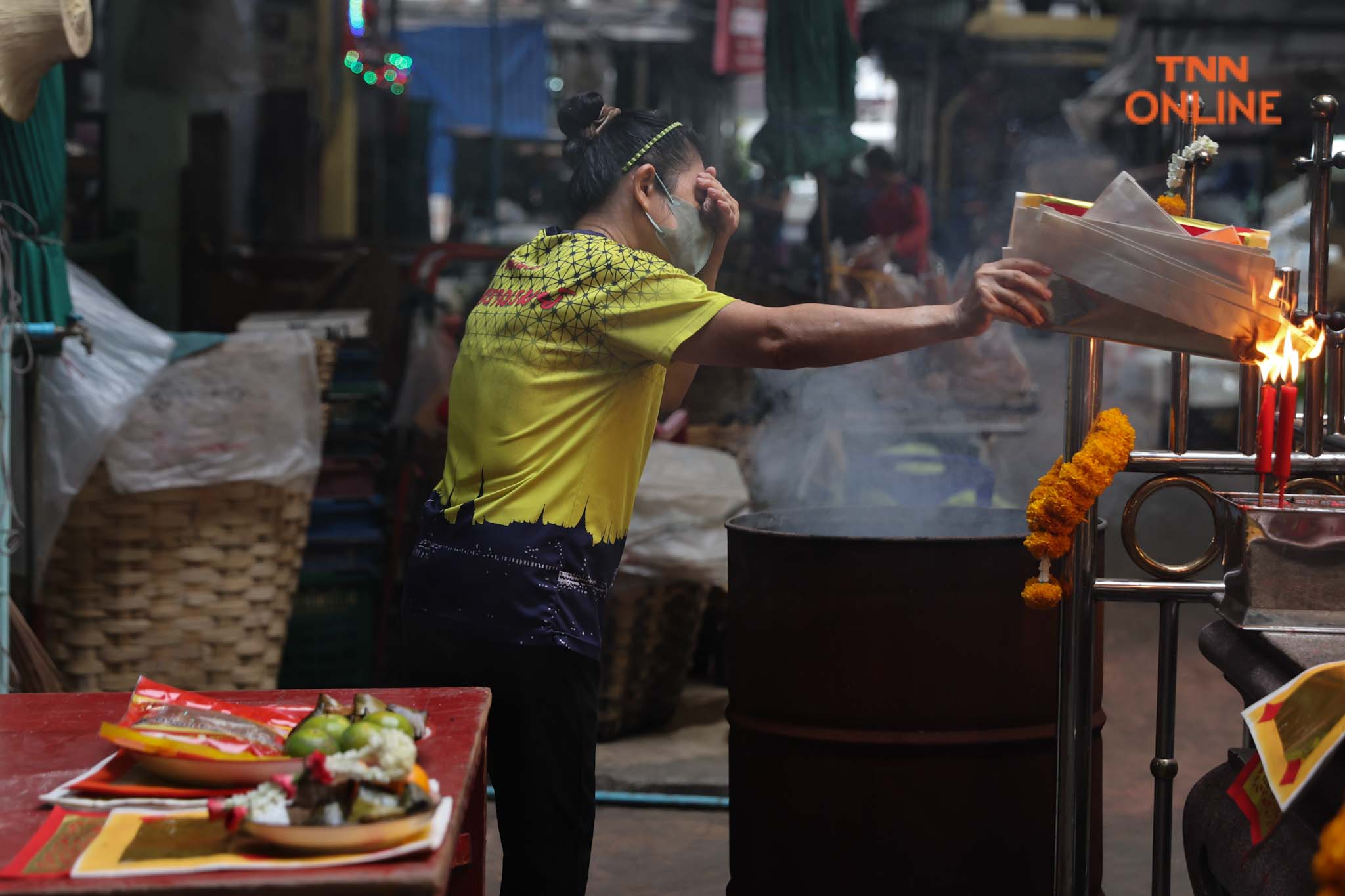 เริ่มไหว้แต่เช้า “วันสารทจีน” ชาวไทยเชื้อสายจีนไหว้สิ่งศักดิ์สิทธิ์ประจำตลาด เริ่มไหว้แต่เช้า “วันสารทจีน” ชาวไทยเชื้อสายจีนไหว้สิ่งศักดิ์สิทธิ์ประจำตลาด