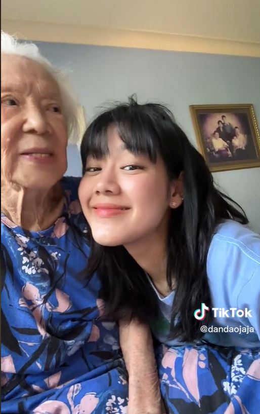 เปิดภาพล่าสุด คุณยายบรรเจิดศรี ยมาภัย  แฟนๆ แห่คอมเมนต์คิดถึงคุณยายมาก