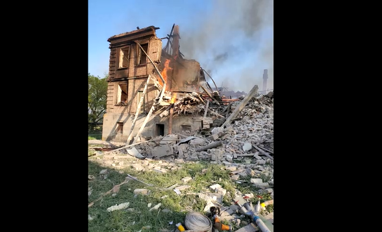 รัสเซีย ทิ้งระเบิดถล่มโรงเรียนในยูเครน คาดมีผู้เสียชีวิตกว่าครึ่งร้อย! รัสเซีย ทิ้งระเบิดถล่มโรงเรียนในยูเครน คาดมีผู้เสียชีวิตกว่าครึ่งร้อย!