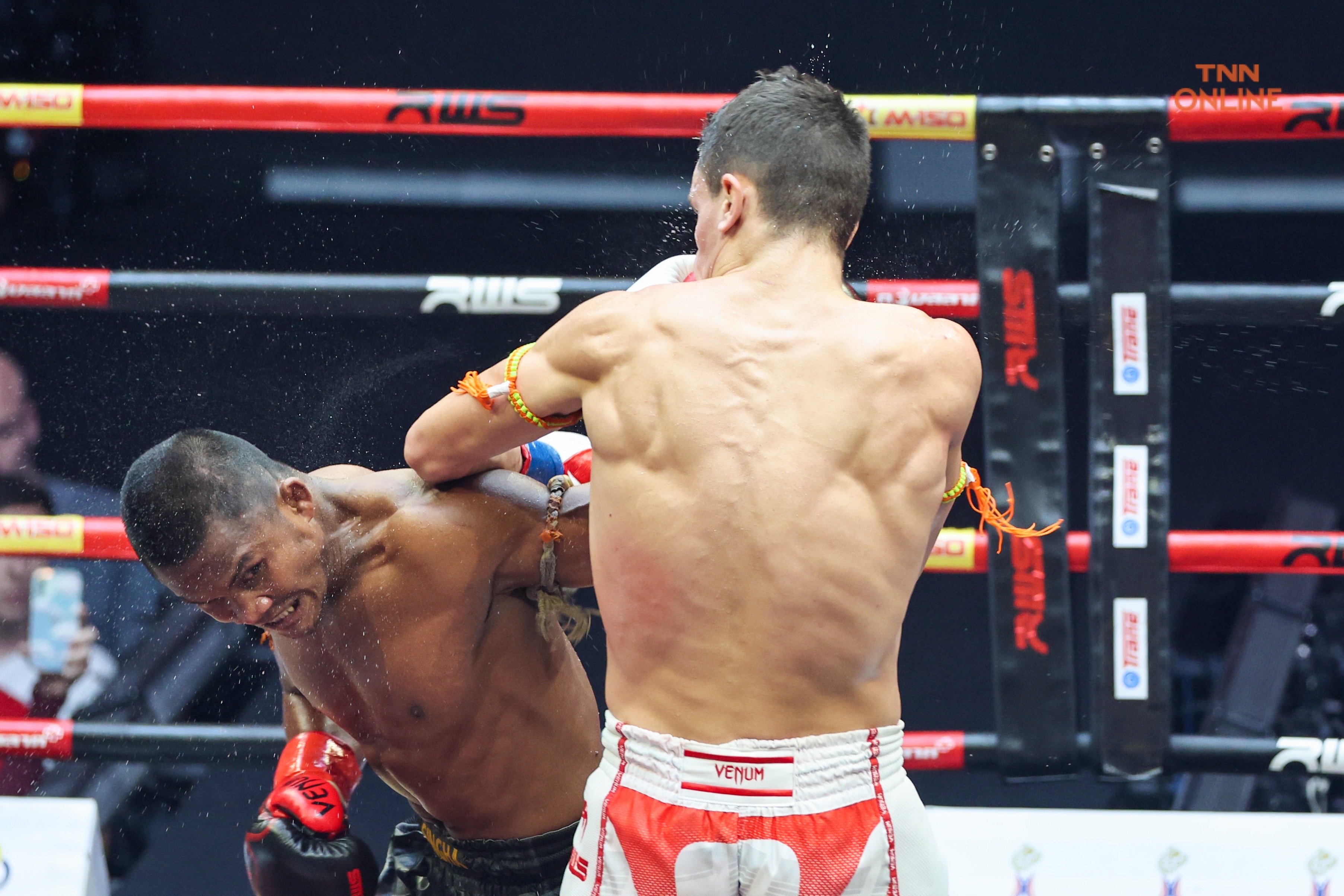 มวยมันส์ส่งท้ายปี บัวขาว-เยฟิเมนโก้ มีดีทั้งคู่ต่อยครบ 3 ยก มวยมันส์ส่งท้ายปี บัวขาว-เยฟิเมนโก้ มีดีทั้งคู่ต่อยครบ 3 ยก