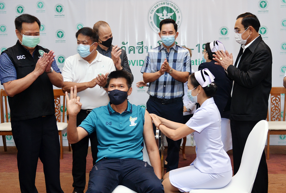 นาทีประวัติศาสตร์! นพ.ยงฉีดวัคซีนโควิด 19 เข็มแรกให้ ‘อนุทิน’ นาทีประวัติศาสตร์! นพ.ยงฉีดวัคซีนโควิด 19 เข็มแรกให้ ‘อนุทิน’