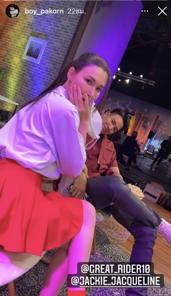 บอย โพสต์ภาพ แจ็คกี้ นั่งคุยกับ เกรท ยิ้มกริ่มมีความสุข... บอย โพสต์ภาพ แจ็คกี้ นั่งคุยกับ เกรท ยิ้มกริ่มมีความสุข...