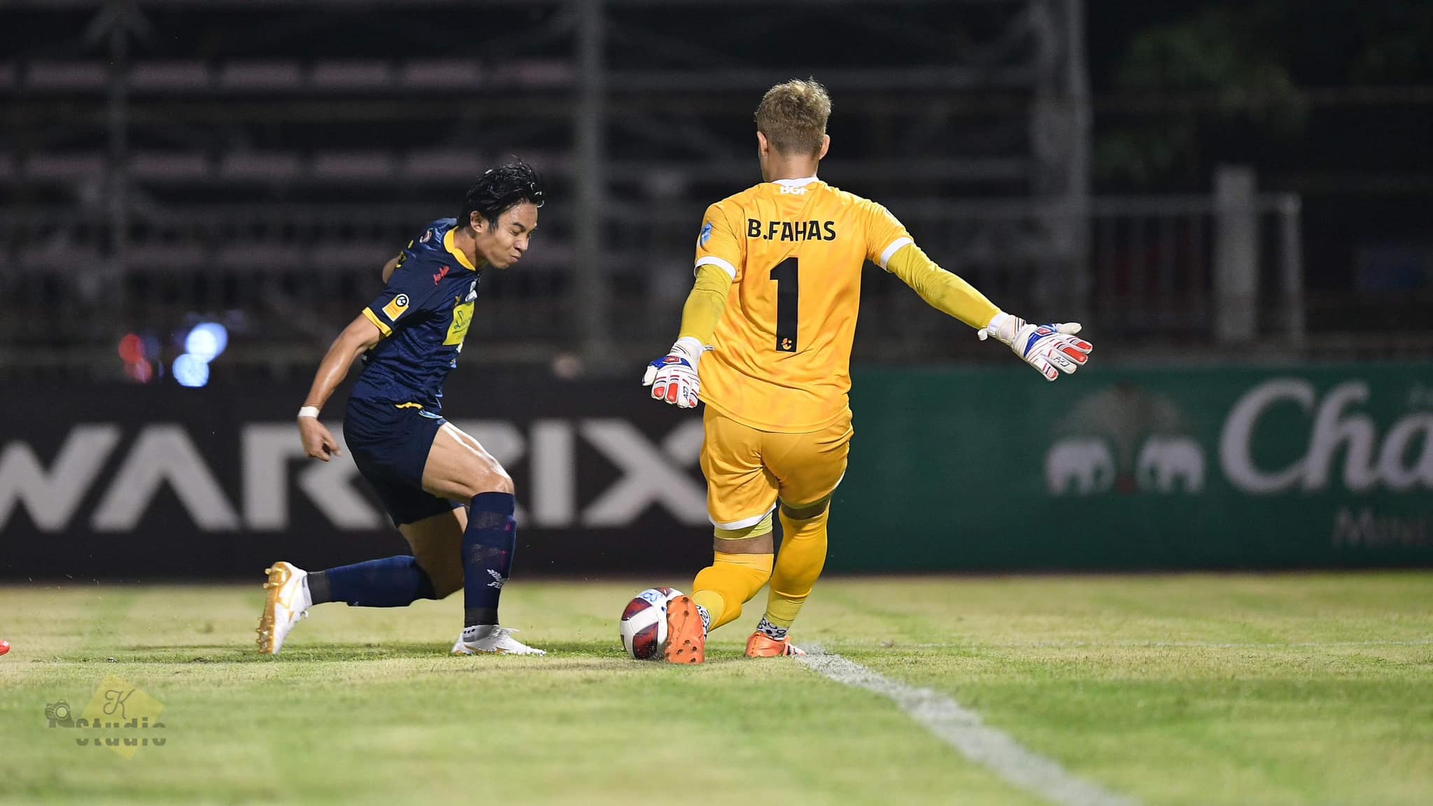 ก้อง ห้วยไร่ โชว์ลีลา ลงเตะฟุตบอล ไทยลีกครั้งแรก!! ก้อง ห้วยไร่ โชว์ลีลา ลงเตะฟุตบอล ไทยลีกครั้งแรก!!