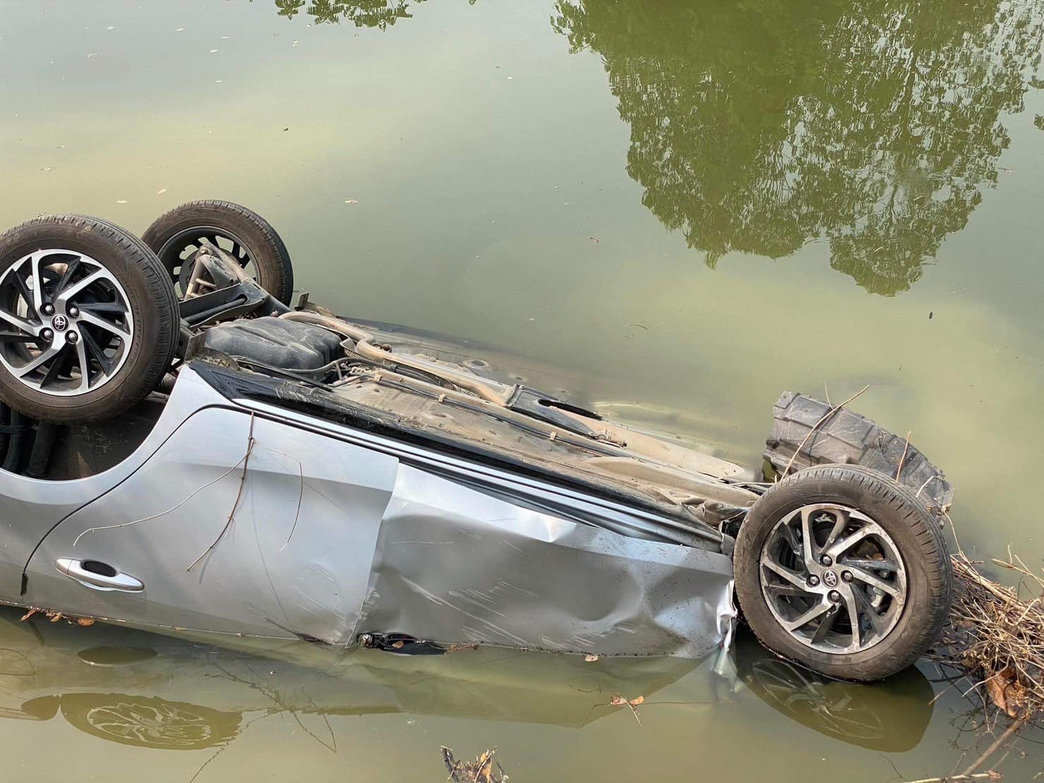 รอดหวุดหวิด!! นักร้องหนุ่ม ฟลุ๊ค วชิระ เกิดอุบัติเหตุรถตกคลอง จมเกือบทั้งคัน รอดหวุดหวิด!! นักร้องหนุ่ม ฟลุ๊ค วชิระ เกิดอุบัติเหตุรถตกคลอง จมเกือบทั้งคัน