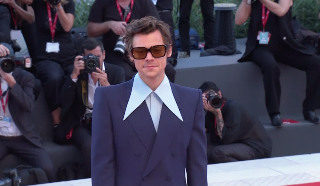 โดนเข้าที่ตาซ้าย!! ‘แฮร์รี่ สไตลส์’ เหยื่อแฟนเพลงโยนของใส่ระหว่างโชว์ ล่าสุดเจ็บซ้ำที่เวียนนา โดนเข้าที่ตาซ้าย!! ‘แฮร์รี่ สไตลส์’ เหยื่อแฟนเพลงโยนของใส่ระหว่างโชว์ ล่าสุดเจ็บซ้ำที่เวียนนา