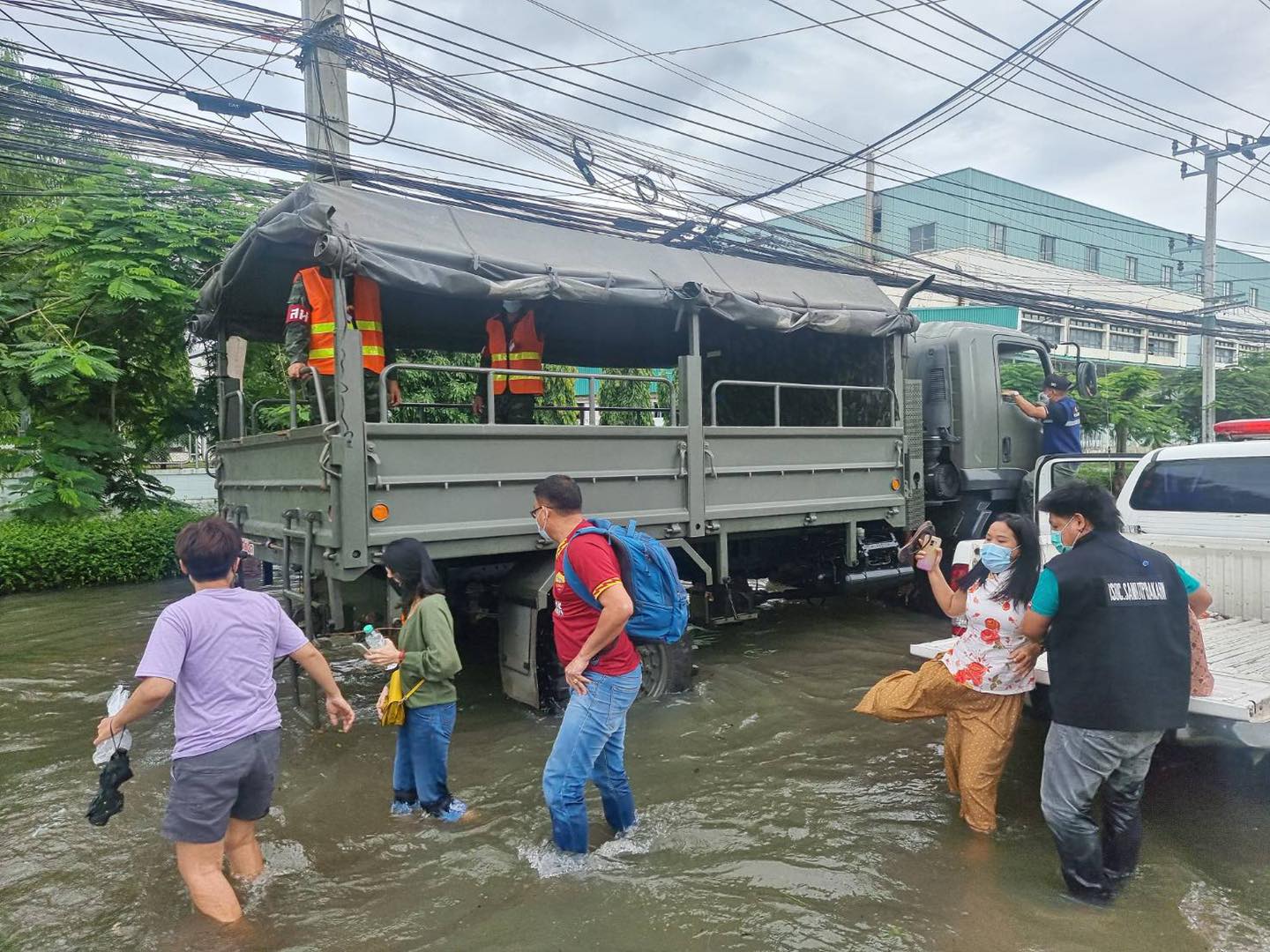 เปิดภาพ นิคมฯบางปู น้ำท่วมสูง จนท.เข้าช่วยรับ-ส่งปชช. เปิดภาพ นิคมฯบางปู น้ำท่วมสูง จนท.เข้าช่วยรับ-ส่งปชช.