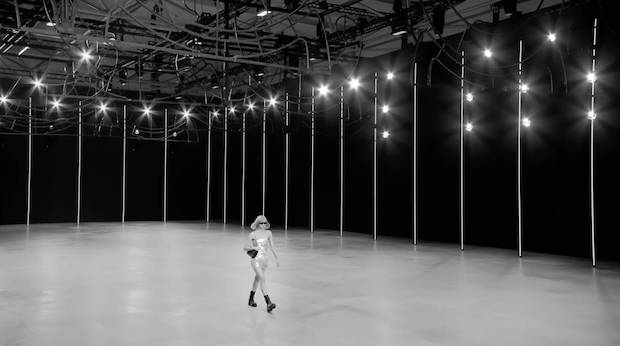 เดินสับสะกดใจ!! ‘ลิซ่า BLACKPINK’ อวดลีลาบนแคตวอล์กประชันนางแบบโลก (มีคลิป)