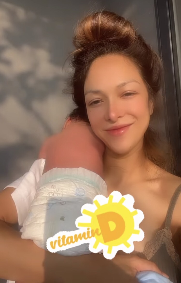 ส่องความน่ารัก ซาร่า โฮเลอร์ อุ้มลูกสาวรับวิตามินดียามเช้า 