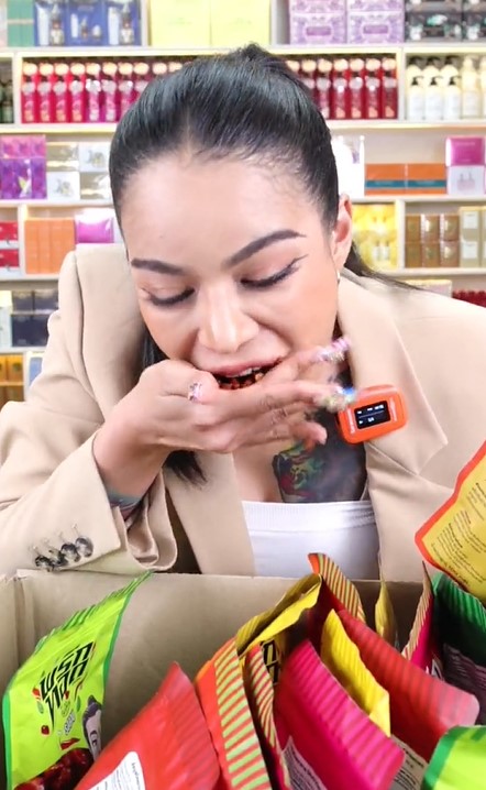 จ่อเอาผิดผู้ผลิตซอง พิมรี่พาย ชี้แจงดราม่าพริกทอด หลังผู้บริโภคทานแล้วท้องเสีย