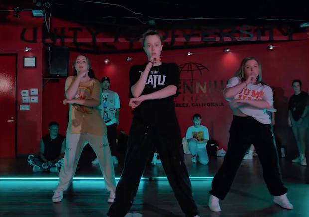 เป็นสาวแล้ว เต้นเก่งด้วย!! ‘ไชโลห์’ ลูกสาวของ ‘แบรด พิตต์ - แองเจลิน่า โจลี่’ (มีคลิป) เป็นสาวแล้ว เต้นเก่งด้วย!! ‘ไชโลห์’ ลูกสาวของ ‘แบรด พิตต์ - แองเจลิน่า โจลี่’ (มีคลิป)