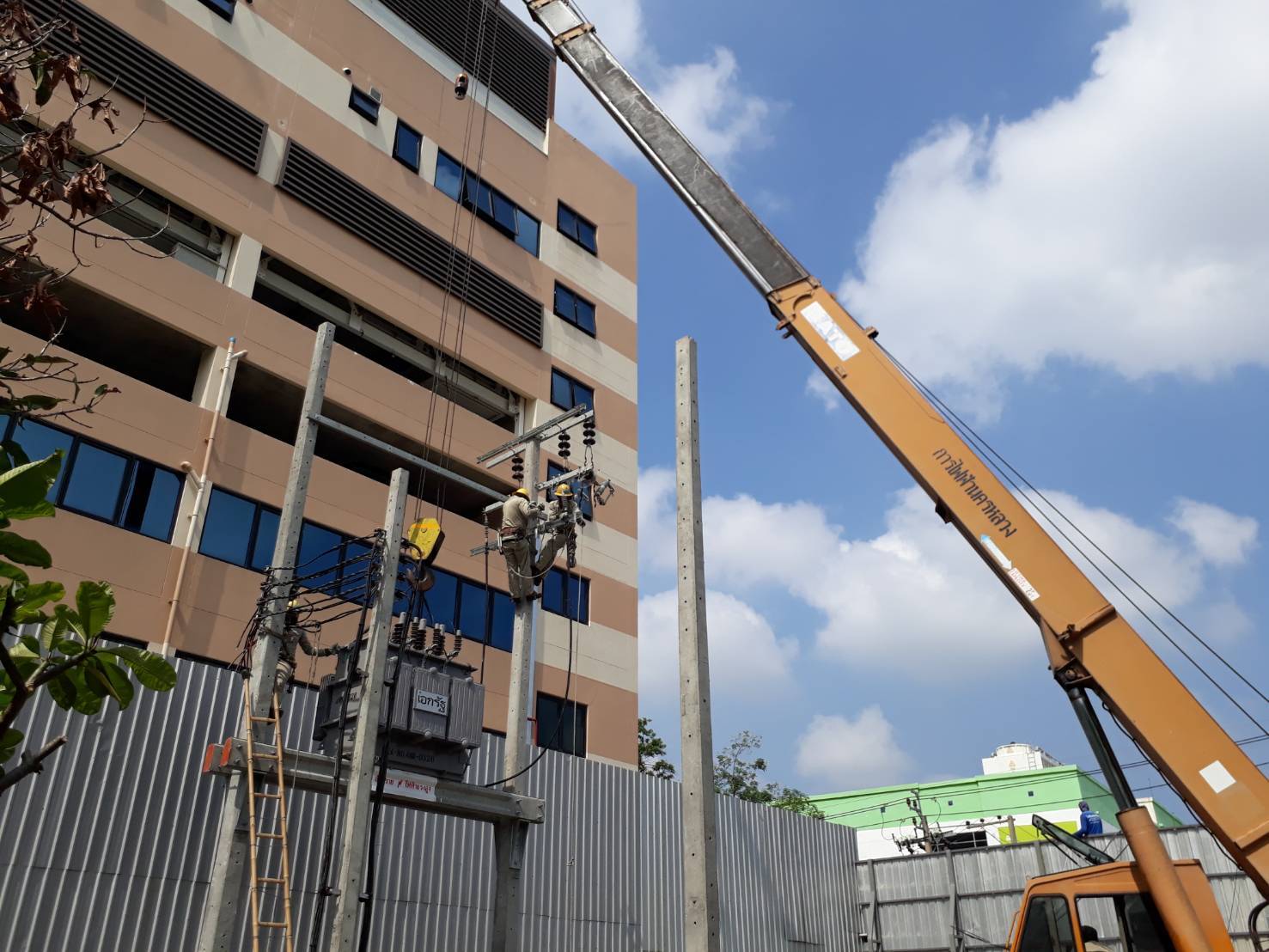 MEA ติดตั้งระบบไฟฟ้ารองรับ รพ.สนามพลังแผ่นดิน เพื่อพิชิตภัยโควิด-19 MEA ติดตั้งระบบไฟฟ้ารองรับ รพ.สนามพลังแผ่นดิน เพื่อพิชิตภัยโควิด-19