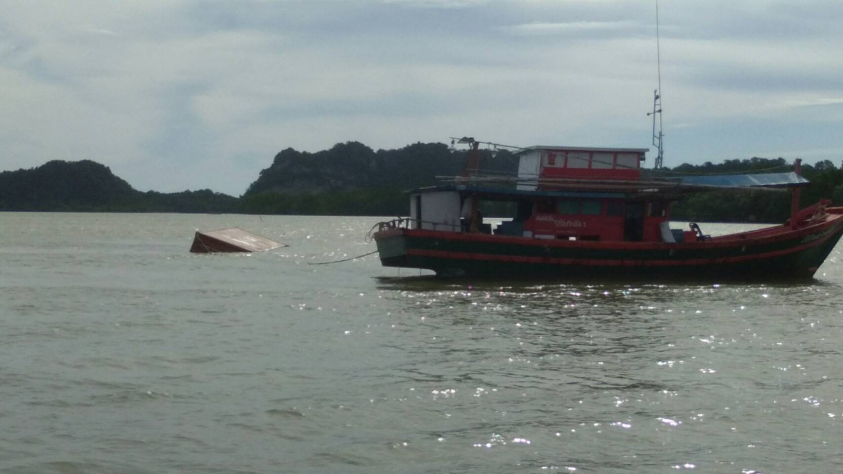 ด่วน! ตู้บรรทุกสินค้าร่วงกลางทะเลสตูล-เตือนเรือระวังวิ่งชน ด่วน! ตู้บรรทุกสินค้าร่วงกลางทะเลสตูล-เตือนเรือระวังวิ่งชน