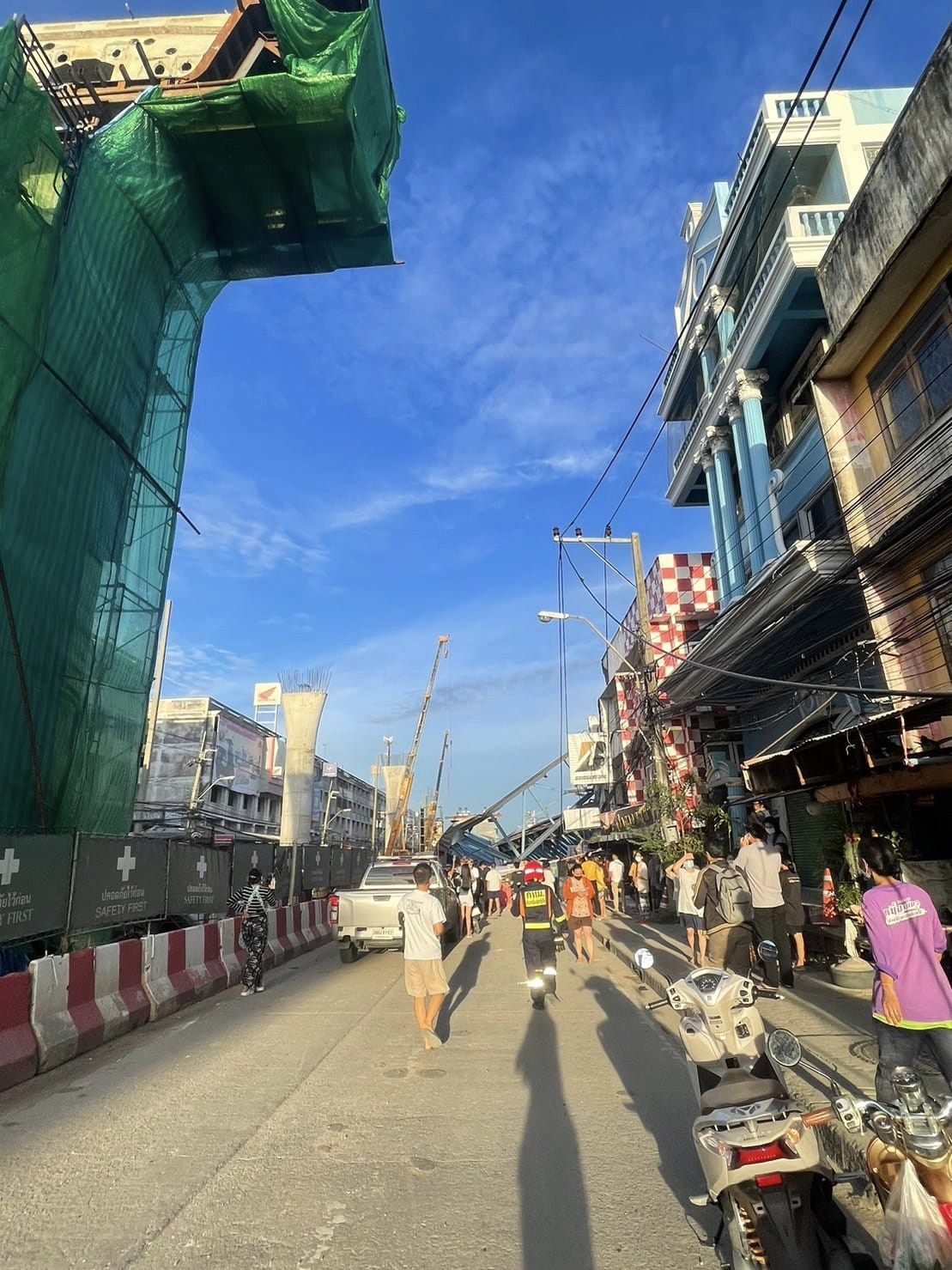 คืบหน้า! คานสะพานย่านลาดกระบังพังถล่ม แนะเลี่ยงเส้นทาง-กีดขวางทุกช่องทาง