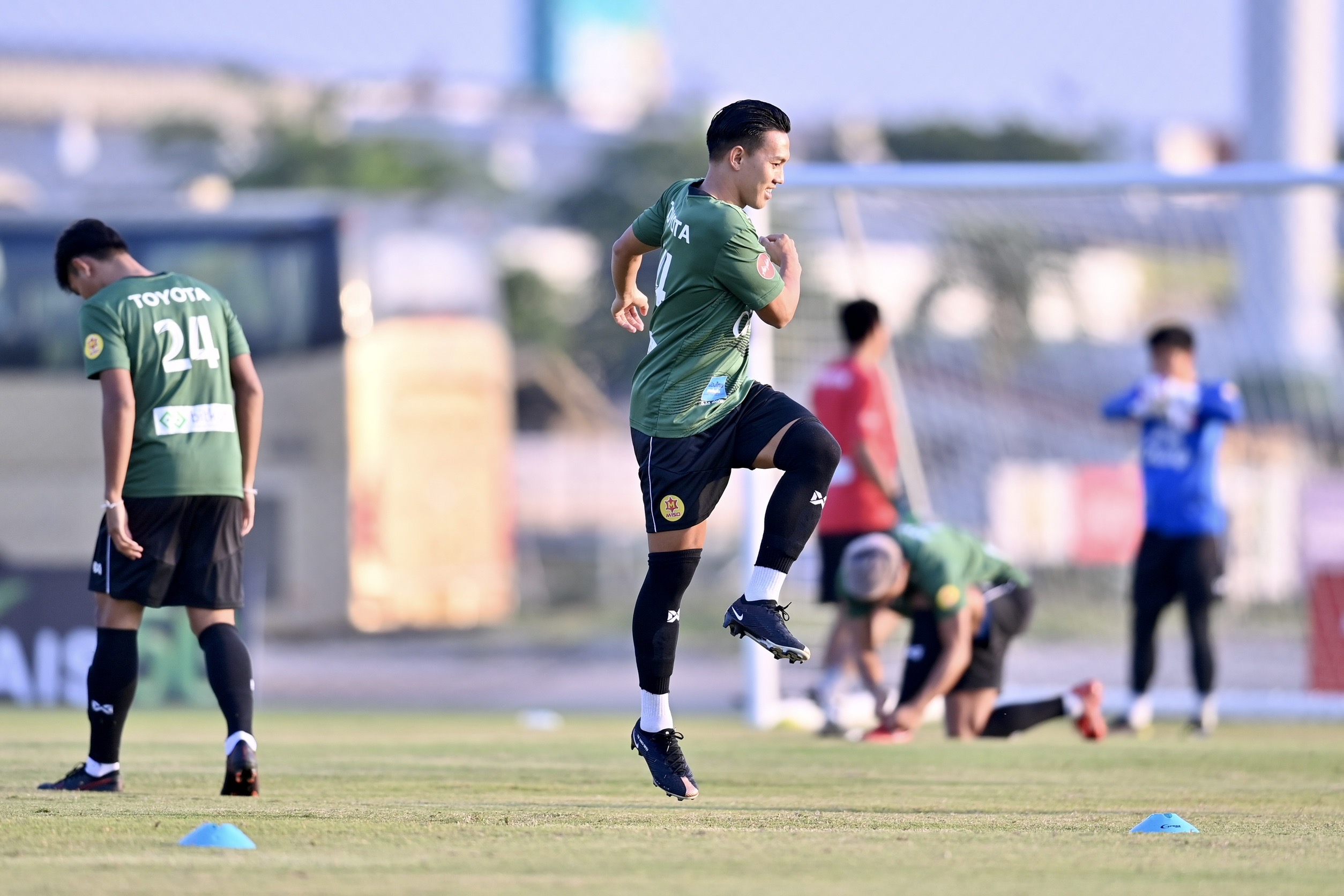 ประมวลภาพ 'ลีซอ ธีรเทพ' เข้าฝึกซ้อมกับทีมชาติไทยเตรียมเล่นนัดอำลา 14 ธ.ค. นี้