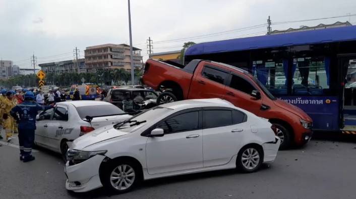 เปิดนาทีระทึก! รถเมล์เบรคแตก ชนรวดกว่า 10 คัน เปิดนาทีระทึก! รถเมล์เบรคแตก ชนรวดกว่า 10 คัน