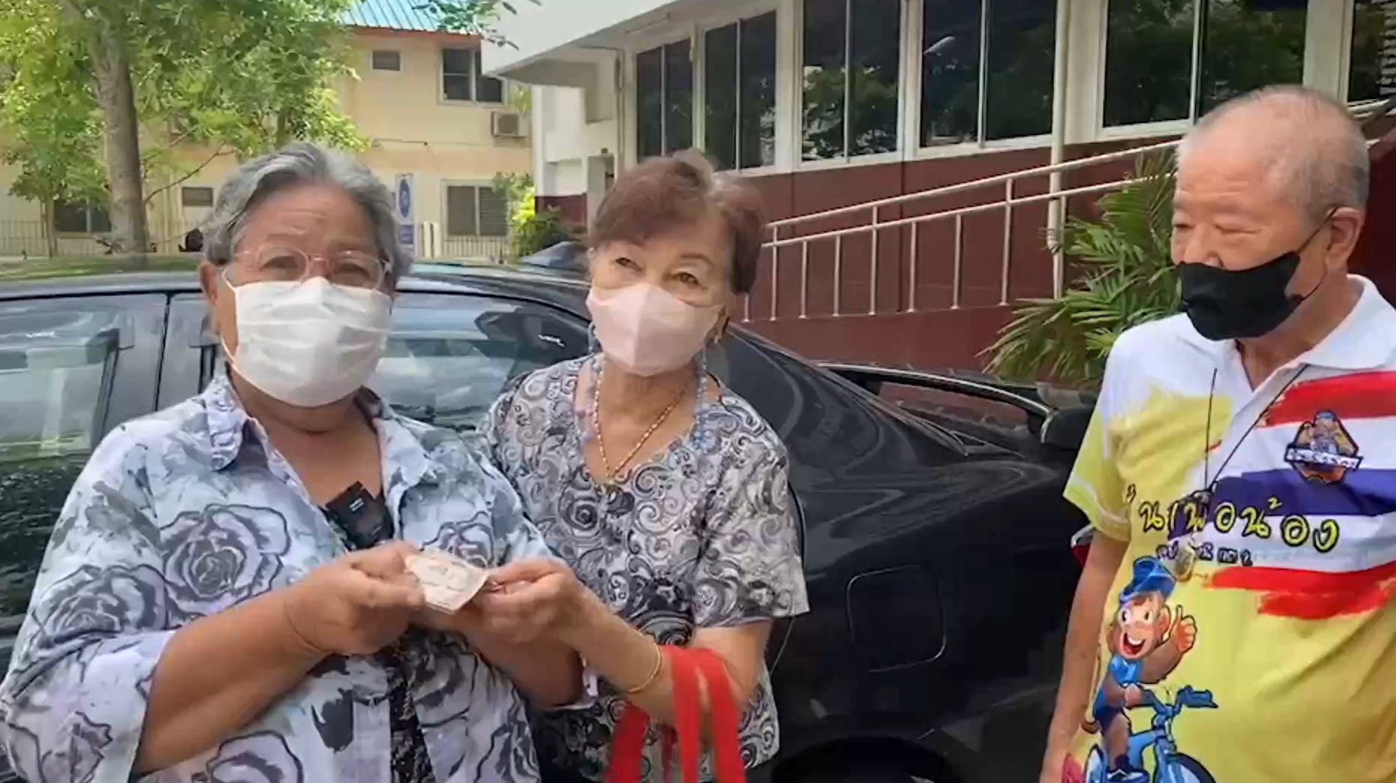 ชื่นชม! ยายวัย 70 ปีเก็บเงินได้ 3 หมื่นรีบแจ้งจนท. ล่าสุดเจอเจ้าของแล้ว ชื่นชม! ยายวัย 70 ปีเก็บเงินได้ 3 หมื่นรีบแจ้งจนท. ล่าสุดเจอเจ้าของแล้ว