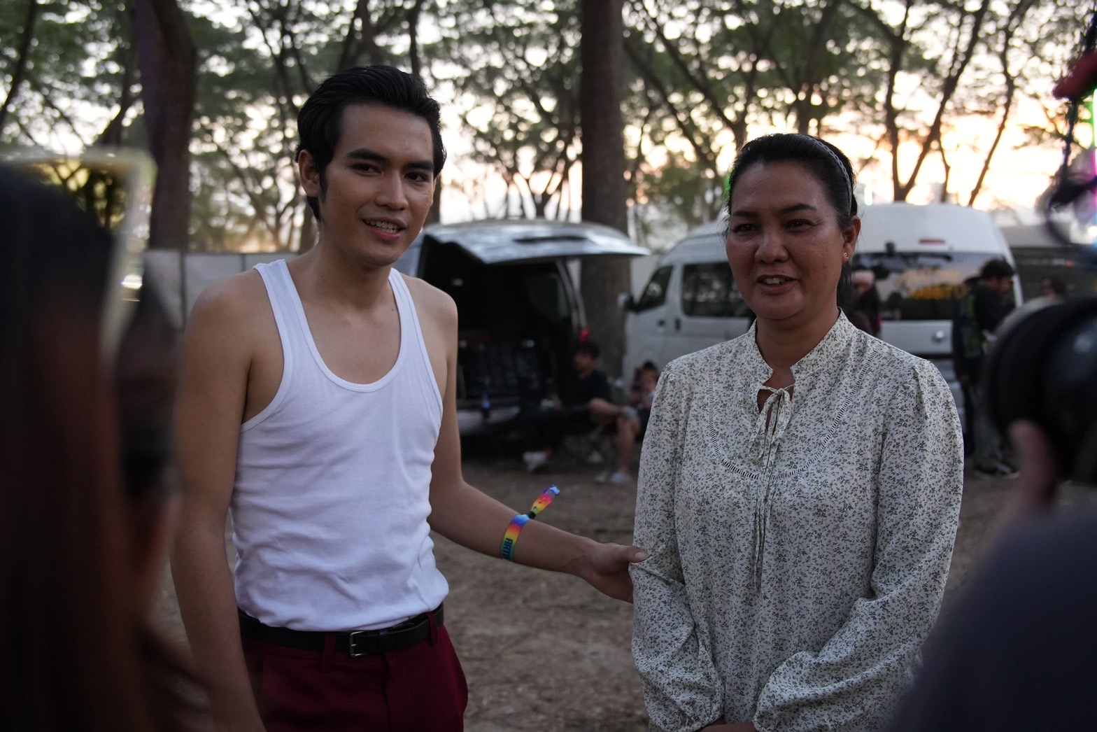 แฟนคลับประทับใจ!! คุณแม่ โจอี้ ภูวศิษฐ์ โผล่เซอร์ไพรส์กลางเวทีคอนเสิร์ต แฟนคลับประทับใจ!! คุณแม่ โจอี้ ภูวศิษฐ์ โผล่เซอร์ไพรส์กลางเวทีคอนเสิร์ต