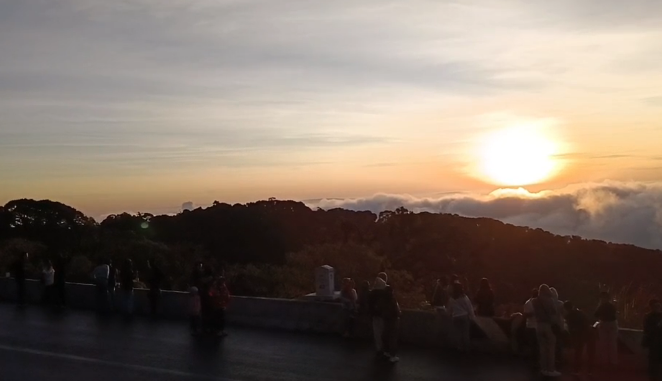 เชียงใหม่น่าเที่ยว! เข้าฤดูหนาวเป็นทางการ ‘ดอยอินทนนท์’ ฟ้าเปิดสวยงาม
