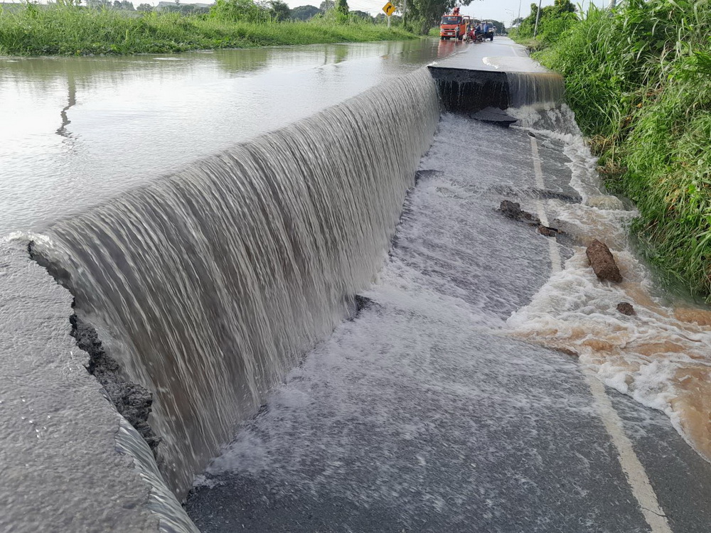 เปิดภาพ 'อ่างทอง' อ่วมน้ำท่วม เจ้าพระยาไหลบ่าป่าโมก ถนนพัง-เสาไฟหัก เปิดภาพ 'อ่างทอง' อ่วมน้ำท่วม เจ้าพระยาไหลบ่าป่าโมก ถนนพัง-เสาไฟหัก