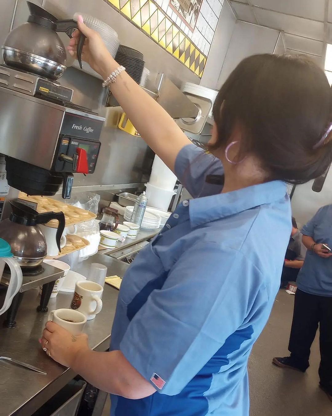 แฟนคลับเซอร์ไพรส์ “Lana Del Rey” ทำงานที่ Waffle House (มีคลิป) แฟนคลับเซอร์ไพรส์ “Lana Del Rey” ทำงานที่ Waffle House (มีคลิป)