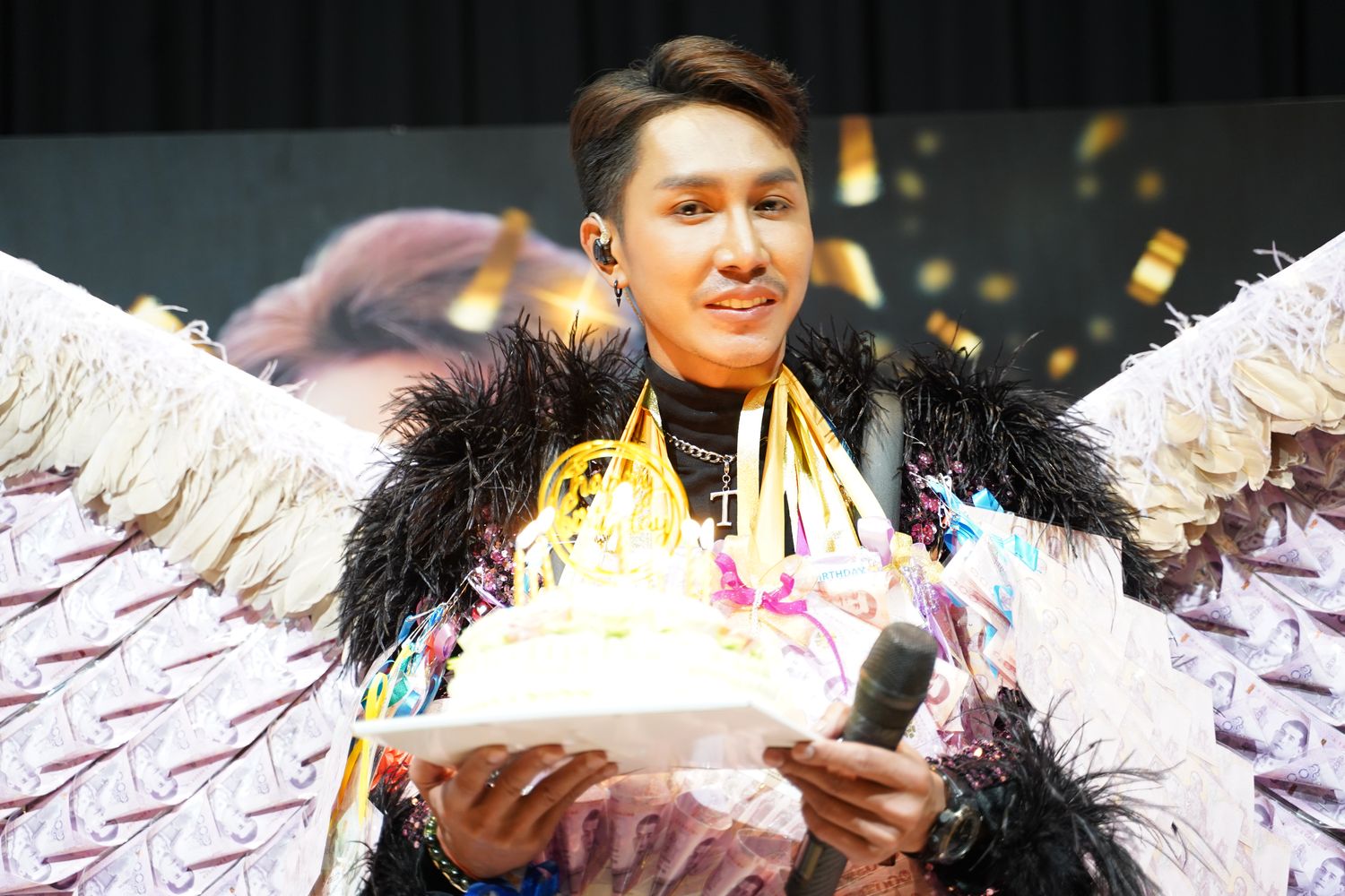 ตรี ชัยณรงค์ จัดแฟนมีตฉลองวันเกิด แฟนคลับเซอร์ไพรส์ชุดใหญ่ มาลัยหลักล้าน!! 