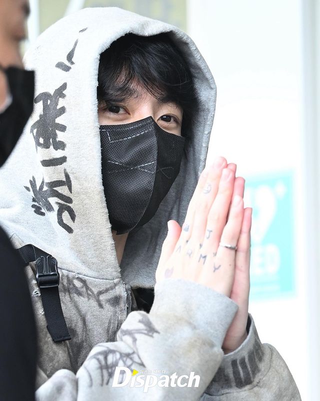 เกินควบคุม!! แฟนคลับสาวพุ่งฝ่าที่กั้นเข้าหา 'จองกุก BTS' ที่สนามบินอีกครั้ง