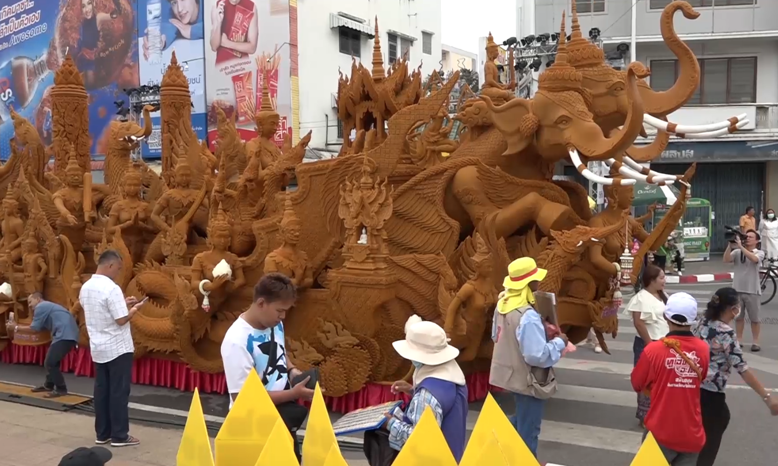 เปิดภาพ “แห่เทียนพรรษาโคราช” จัดยิ่งใหญ่อลังการ นทท.ร่วมงานคึกคัก