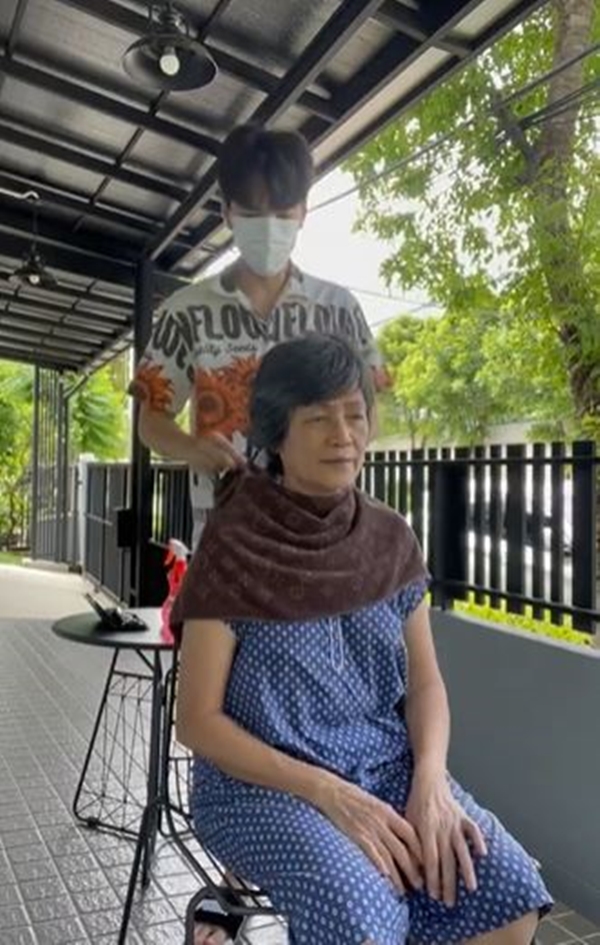 นิว วงศกร รับบทช่างตัดผม ให้คุณแม่ ในยุคโควิด-19