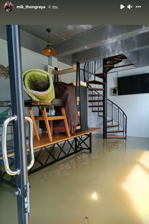 มิกค์ ทองระย้า  บ้านแม่ที่สระบุรี น้ำเข้าบ้าน ท่วมชั้นหนึ่งแล้ว