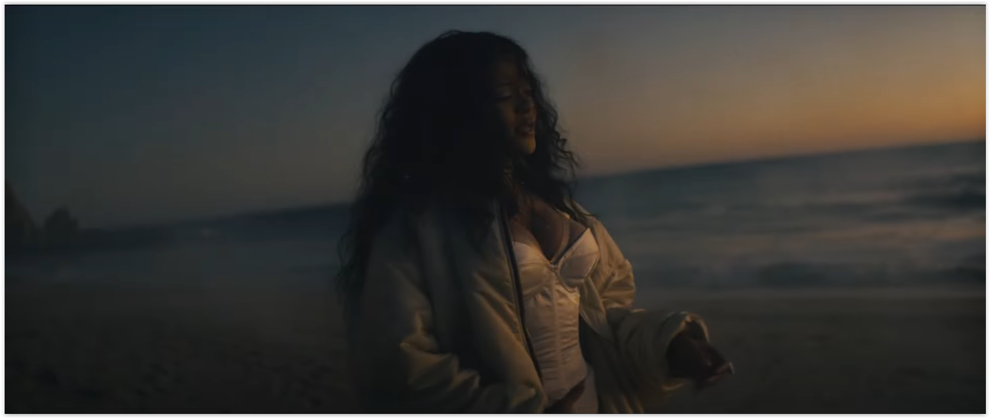 “Rihanna” เปิดตัว MV งานเดี่ยวเพลงแรกในรอบ 6 ปี “Lift Me Up”