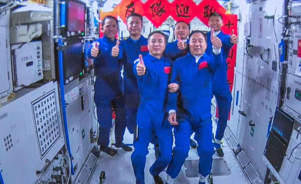 สถิติใหม่ ! มนุษย์ 17 คน อยู่ในวงโคจรรอบโลกพร้อมกัน สถิติใหม่ ! มนุษย์ 17 คน อยู่ในวงโคจรรอบโลกพร้อมกัน