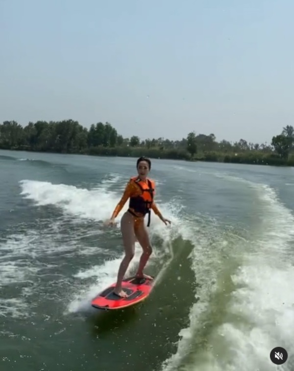 ดราม่าได้ทุกเรื่อง! “แต้ว ณฐพร” โชวลีลาเซิร์ฟบอร์ด สุดเท่แต่ชาวเน็ตแห่โฟกัสคอมเมนต์แรงในชุดท่อนล่าง ดราม่าได้ทุกเรื่อง! “แต้ว ณฐพร” โชวลีลาเซิร์ฟบอร์ด สุดเท่แต่ชาวเน็ตแห่โฟกัสคอมเมนต์แรงในชุดท่อนล่าง