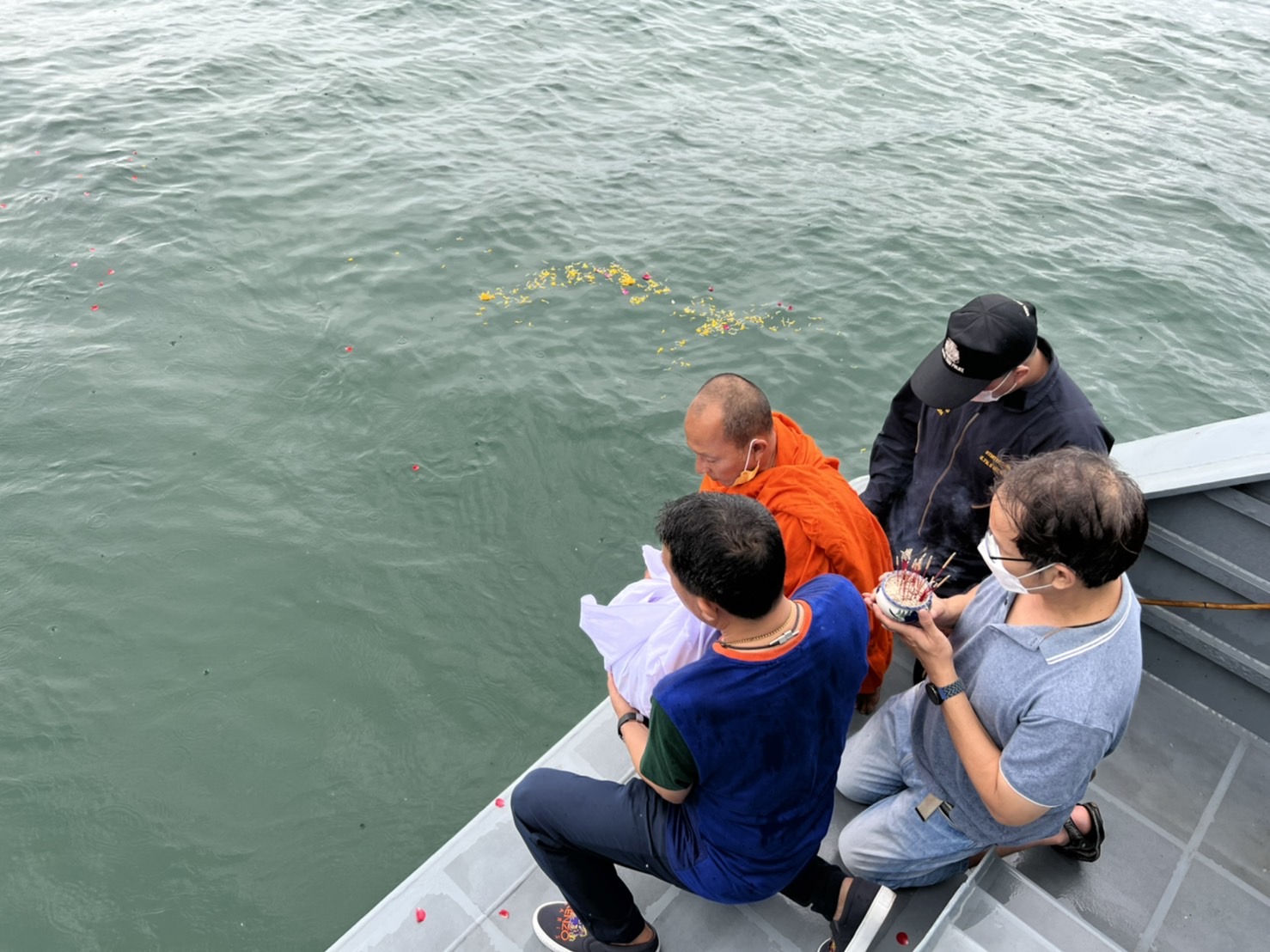 เหล่าคนบันเทิง ร่วมพิธีลอยอังคาร หม่อมหลวงพันธุ์เทวนพ เทวกุล เหล่าคนบันเทิง ร่วมพิธีลอยอังคาร หม่อมหลวงพันธุ์เทวนพ เทวกุล