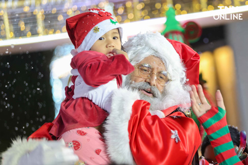เอาใจเด็กวันคริสต์มาส ลุงซานต้าโผล่สร้างสีสันใจกลางเมือง
