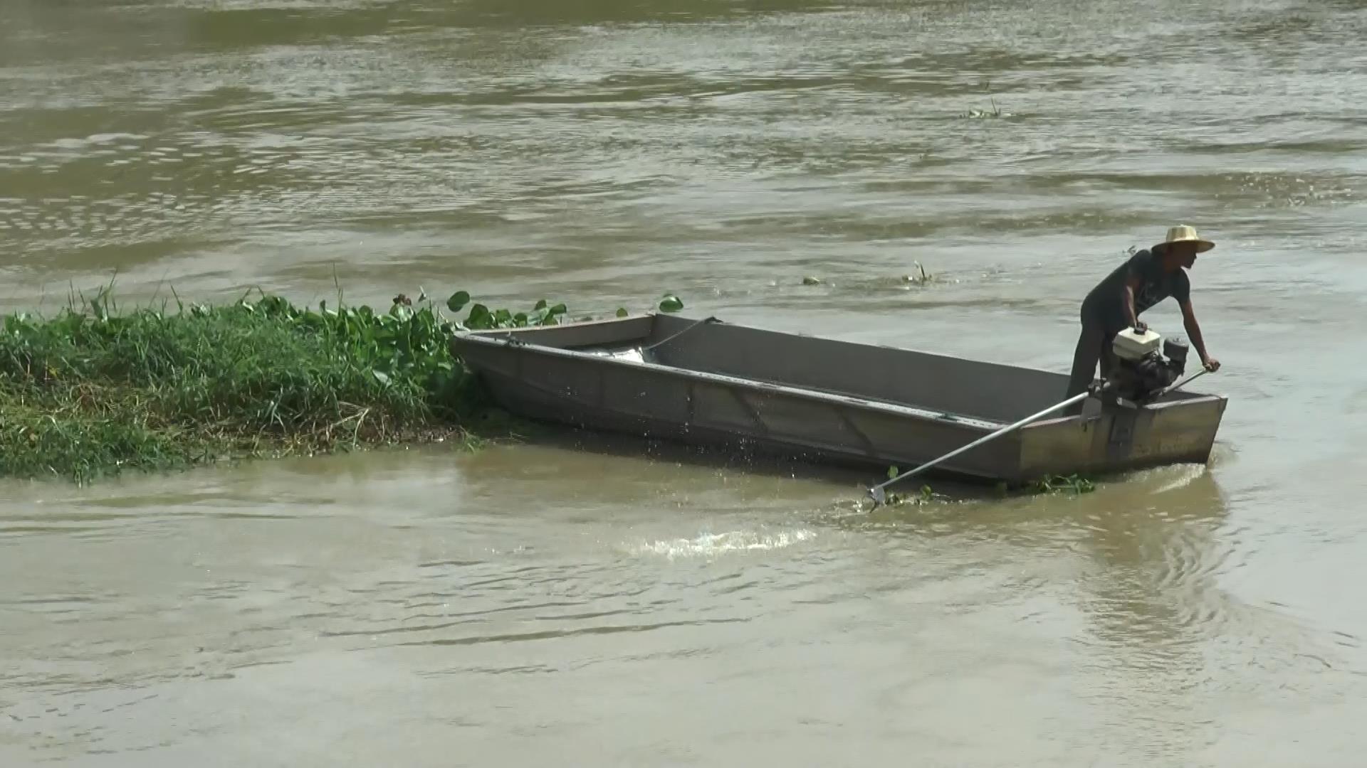 แม่น้ำสะแกกรังอุทัยธานี ทะลักท่วมวัดโบสถ์ บ้านเรือนริมน้ำเดือดร้อนหนัก