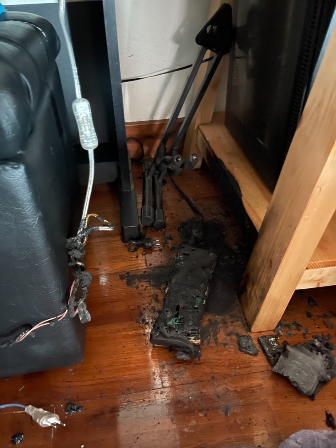 หนุ่มเตือนภัย! ชาร์จพาวเวอร์แบงก์ทิ้งไว้ ระเบิดหวิดไฟไหม้บ้าน หนุ่มเตือนภัย! ชาร์จพาวเวอร์แบงก์ทิ้งไว้ ระเบิดหวิดไฟไหม้บ้าน