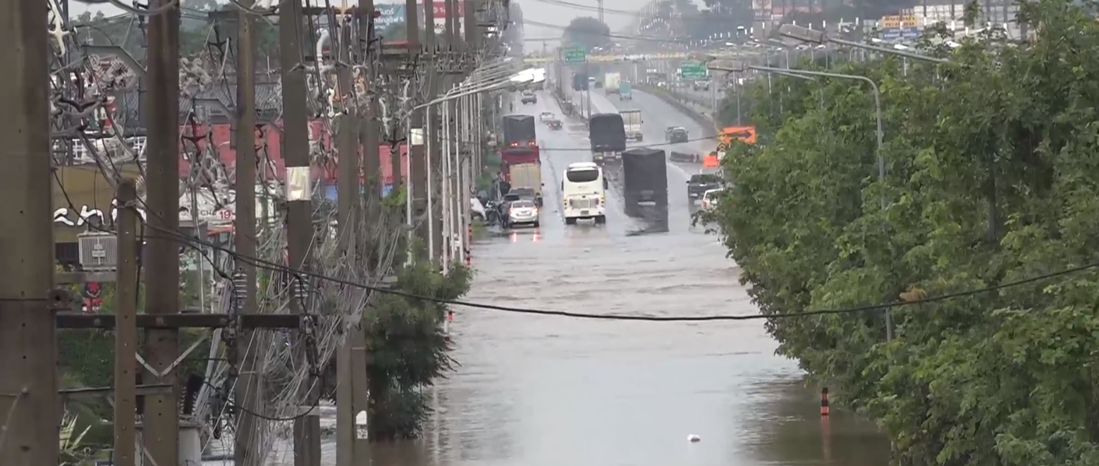 โคราชฝนถล่มหนักตลอด 2 วัน น้ำท่วมถนนมิตรภาพ-จราจรติดขัดทั้ง 2 ฝั่ง