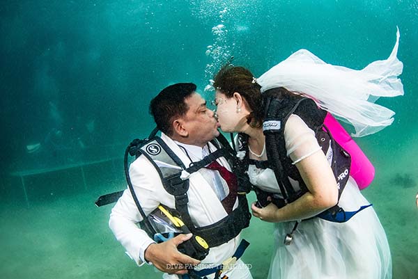 วันวาเลนไทน์ 2567 ตรังสมรสเลื่องชื่อ ‘วิวาห์ใต้สมุทร’ ท้องทะเลเป็นพยาน วันวาเลนไทน์ 2567 ตรังสมรสเลื่องชื่อ ‘วิวาห์ใต้สมุทร’ ท้องทะเลเป็นพยาน