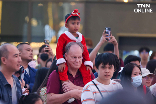 เอาใจเด็กวันคริสต์มาส ลุงซานต้าโผล่สร้างสีสันใจกลางเมือง