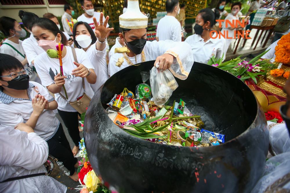 วันออกพรรษา 2565 เปิดประวัติความเป็นมา พิธีตักบาตรเทโวในภาคต่างๆ