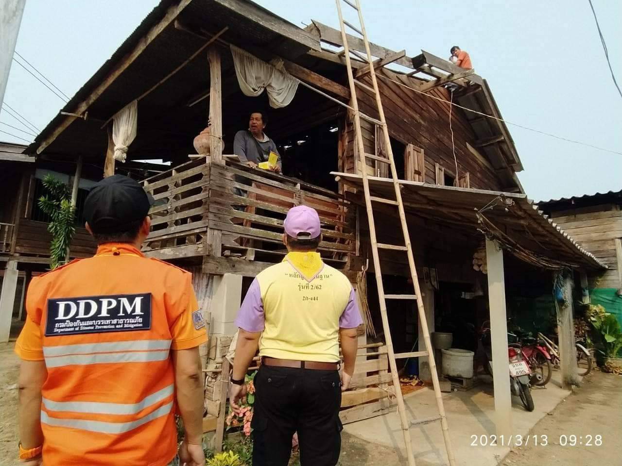 พายุพัดถล่มลำปาง บ้านเรือนเสียหายหนัก 3 อำเภอ พายุพัดถล่มลำปาง บ้านเรือนเสียหายหนัก 3 อำเภอ