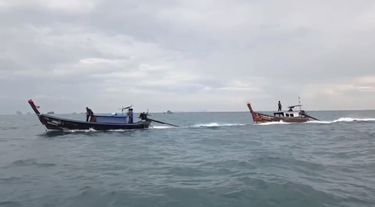 เปิดภาพคลื่นซัด เรือหางยาว นำเที่ยว ล่มกลางทะเลเกาะห้อง เปิดภาพคลื่นซัด เรือหางยาว นำเที่ยว ล่มกลางทะเลเกาะห้อง